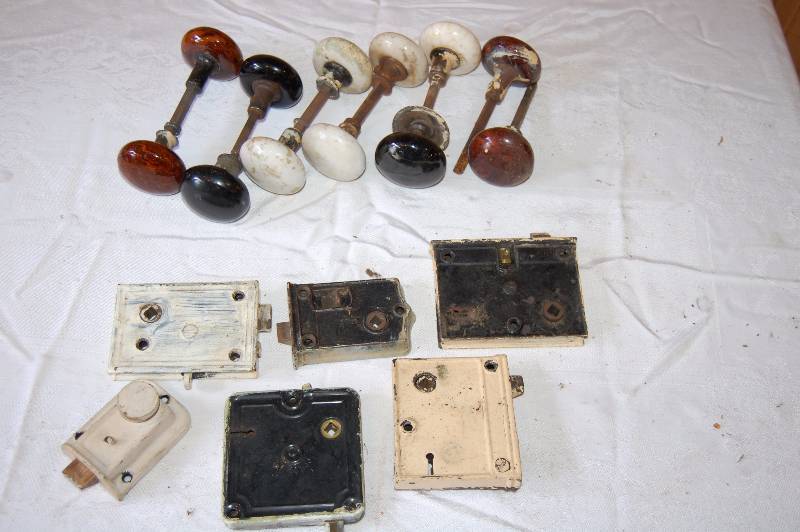 lot 364 image: Vintage Glass Doorknobs