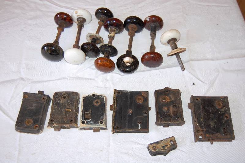 lot 365 image: Vintage Glass Doorknobs
