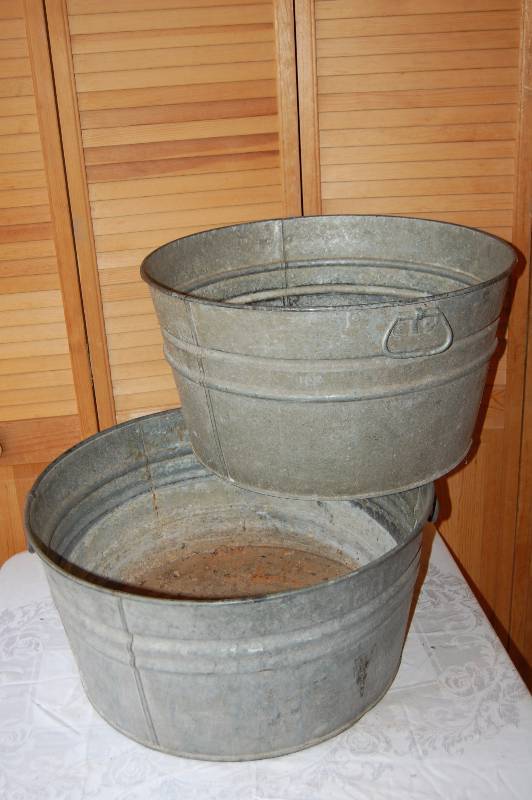 lot 395 image: Vintage Metal Washtubs