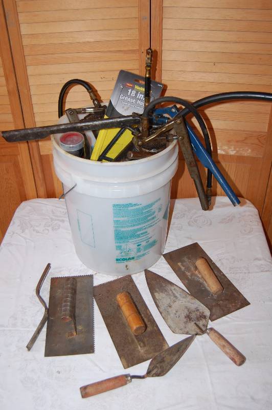 lot 412 image: Grease Guns and Trowels