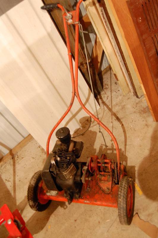 lot 466 image: Gas Powered Lawn Mower