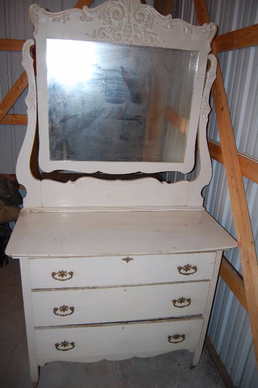 lot 470 image: Antique Dresser with Mirror