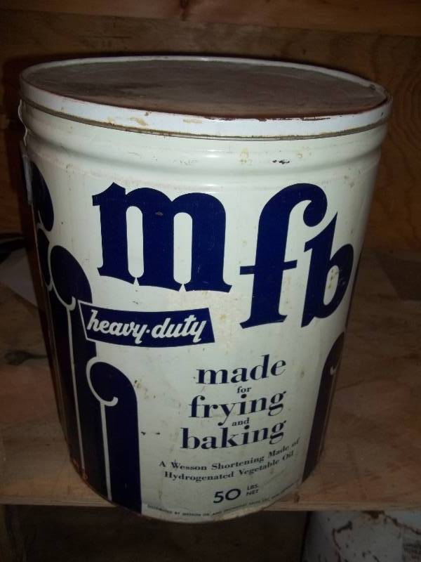 lot 606 image: Vintage Can and More