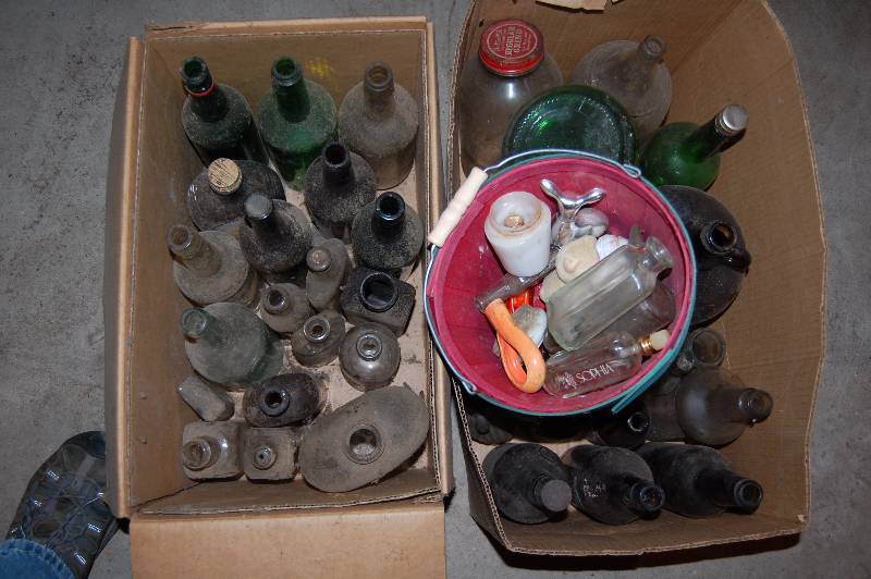 lot 525 image: Assorted Glass Bottles and Jars