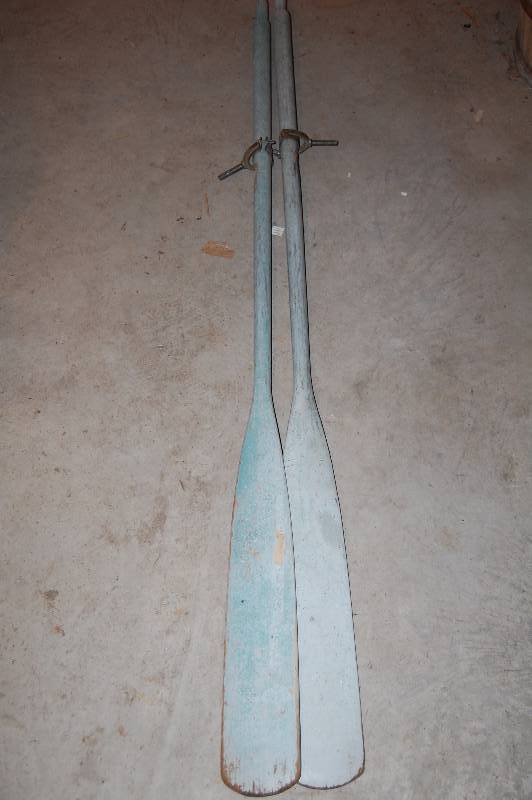lot 686 image: Oars