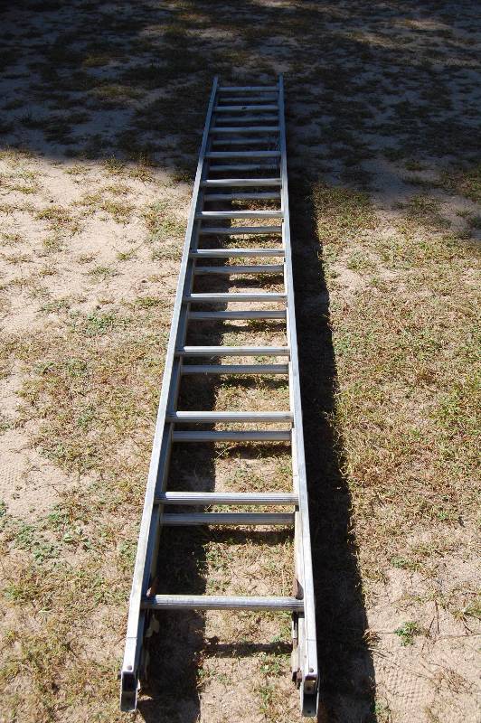 lot 698 image: Extension Ladder