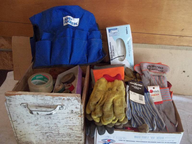 lot 661 image: Work Gloves and More
