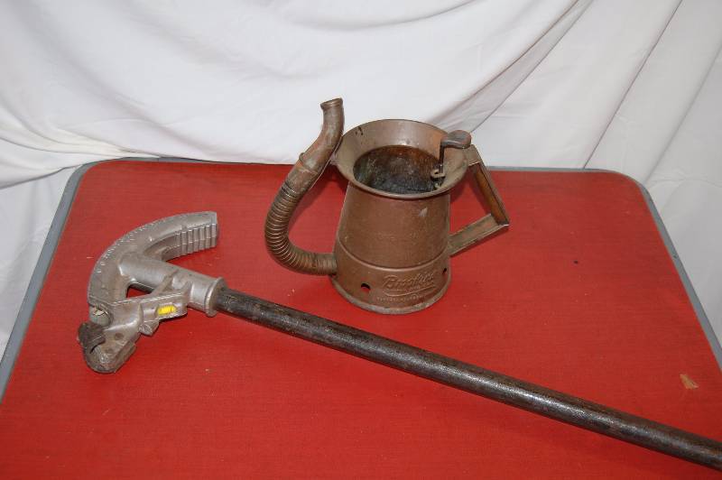 lot 754 image: Conduit Bender and Oil Can