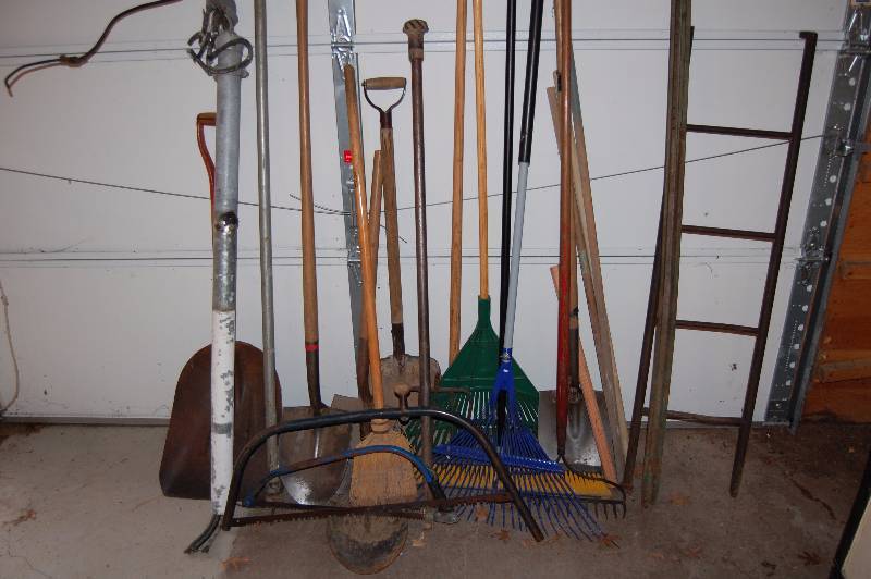 lot 779 image: Yard Tools