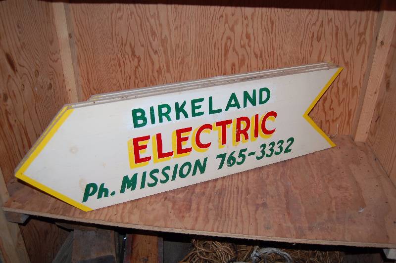 lot 965 image: Wood Arrow Signs