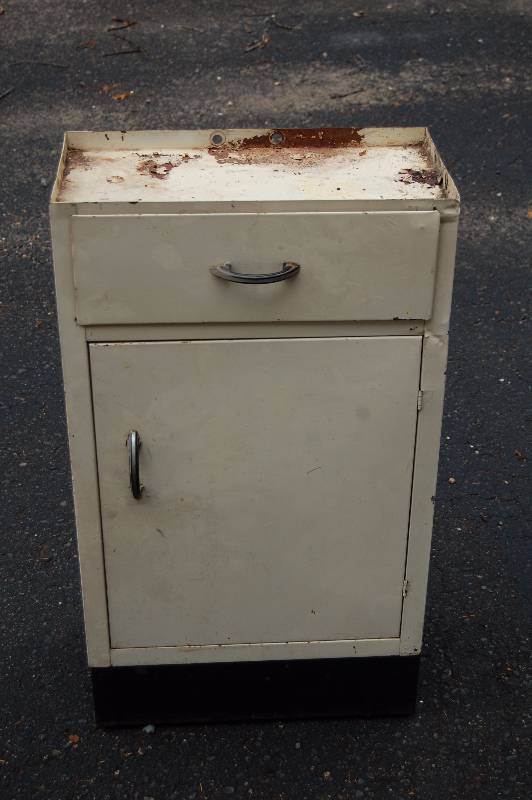 lot 790 image: Metal Cabinet