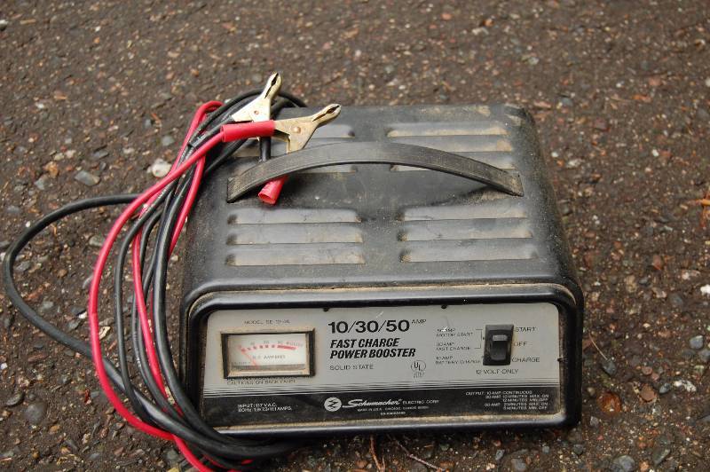 lot 797 image: Battery Charger