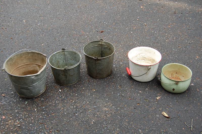 lot 799 image: Buckets