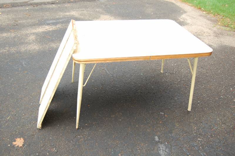 lot 805 image: Table