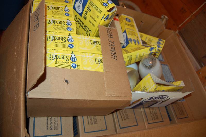 lot 823 image: Misc Light Bulbs