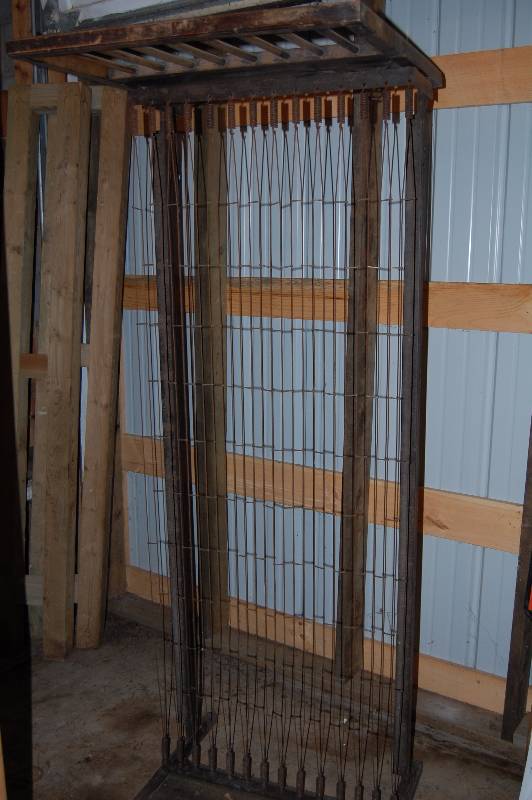 lot 953 image: Vintage Wood and Metal Bed