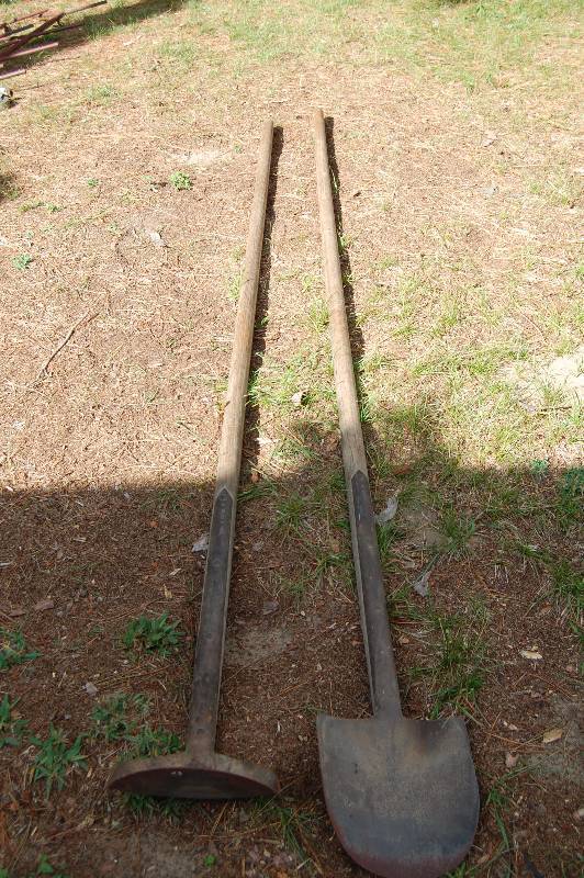 lot 955 image: Long Handled Shovels
