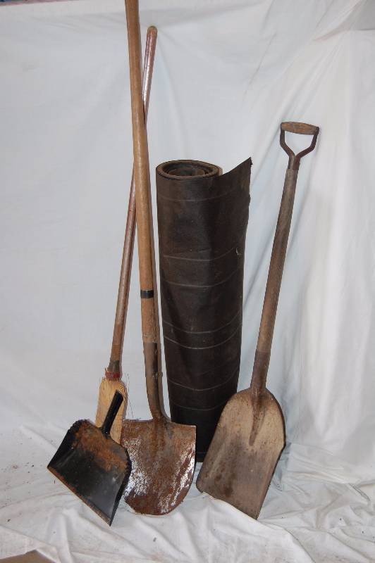 lot 975 image: Shovels