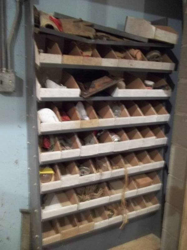 lot 917 image: Metal Shelf