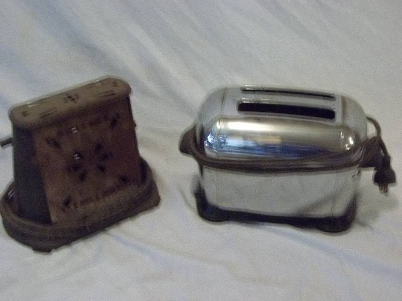 lot 933 image: Vintage Toasters