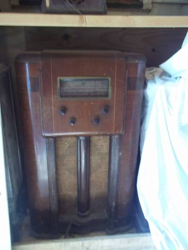 lot 938 image: Vintage Radio