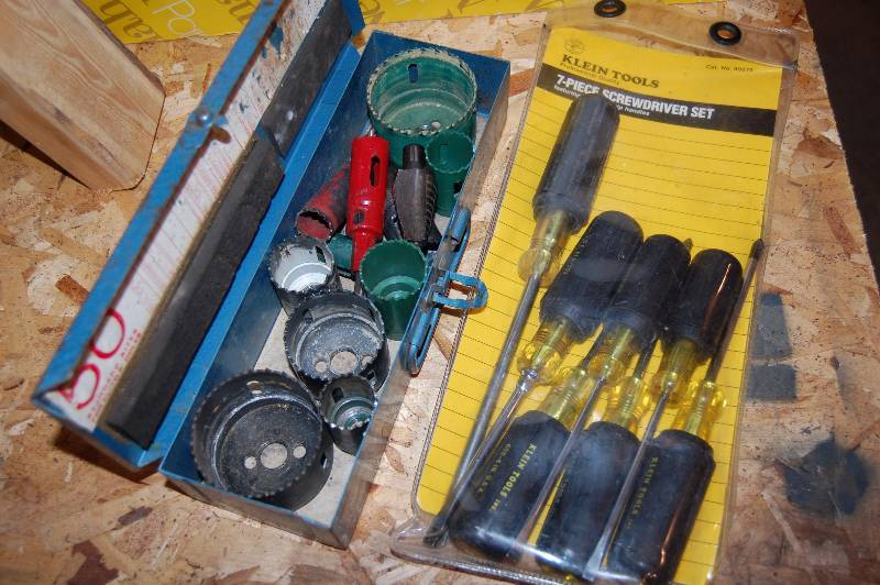 lot 381 image: Screwdrivers and Hole Saw Kit