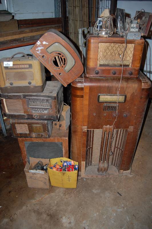 lot 952 image: Assorted Vintage Radios and Vacuum Tubes