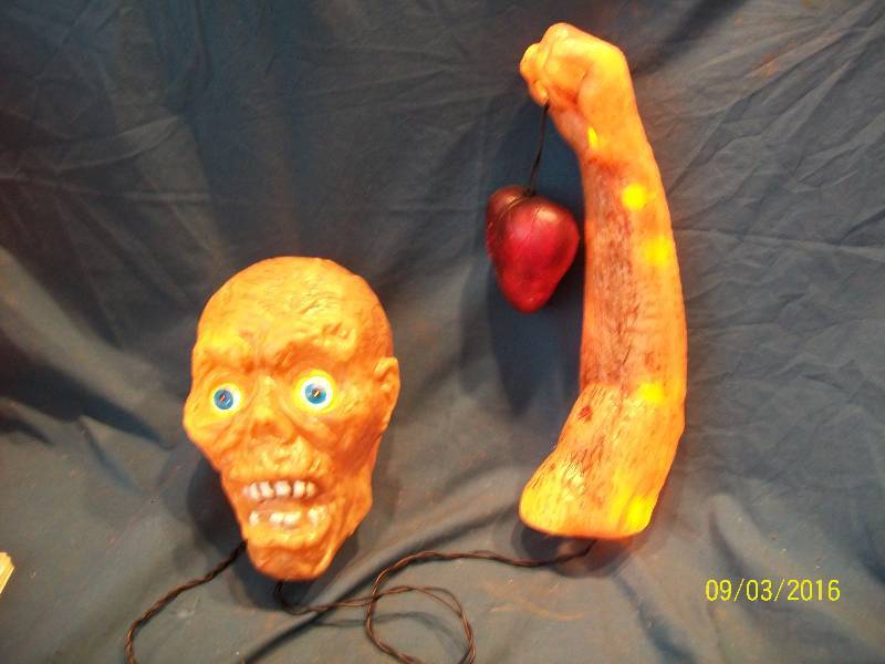 lot 3 image: YardHome Decoration. Zombie Ground Breaker. Head, Hand & Heart Light UP. (In Box)