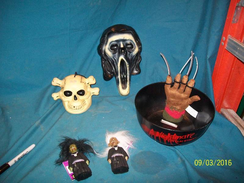 lot 57 image: Decorations Scream Face Skull Head Talking Candy Bowl 2 Lighted Pocket Screamers(Does Nothing)