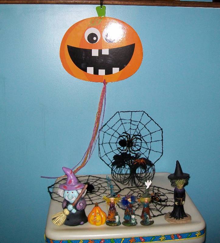 lot 86 image: Decorations3 Spiders on WebsOrange Spider on PumpkinJack-O-Lantern HangerBobble Head  3 Witches