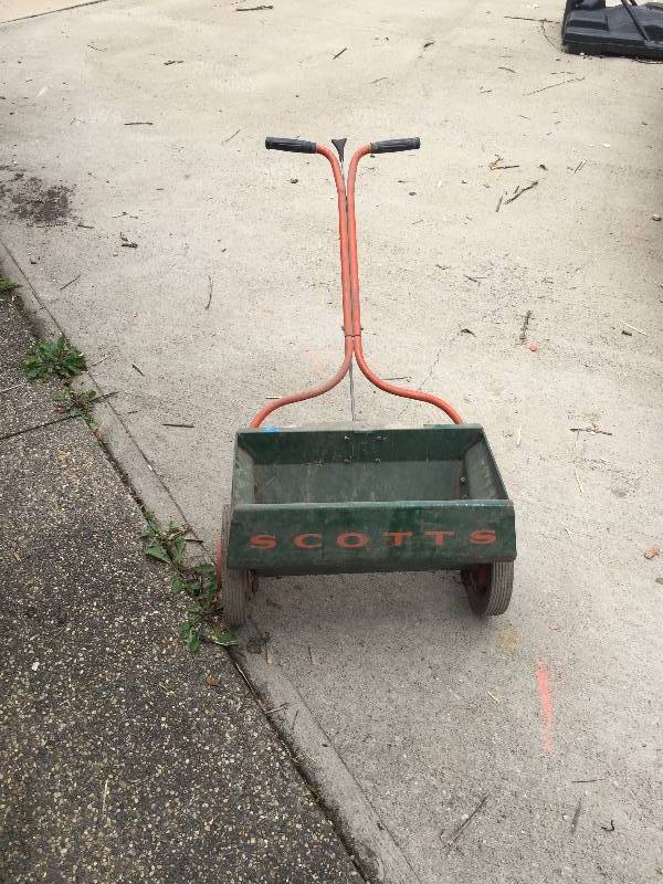 lot 14 image: SCOTTS LAWN SEEDER FERTILIZER SPREADER WORKS