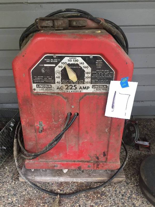 lot 17 image: 220 LINCOLN WELDER WITH LEADS