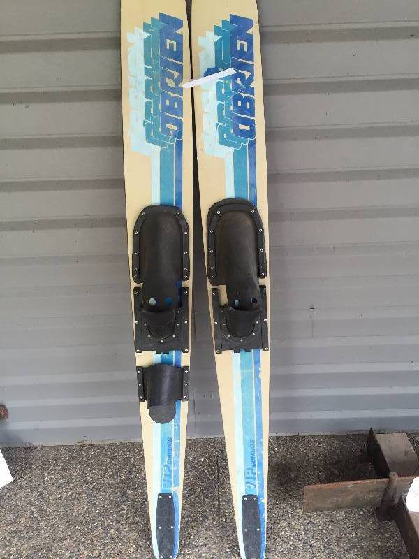 lot 21 image: WATER SKIS