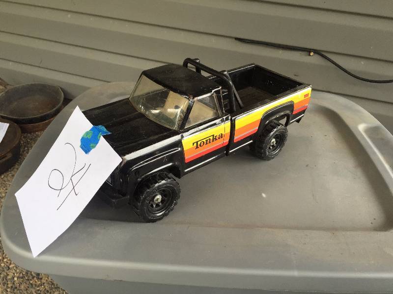 lot 24 image: METAL TONKA TRUCK-TOY