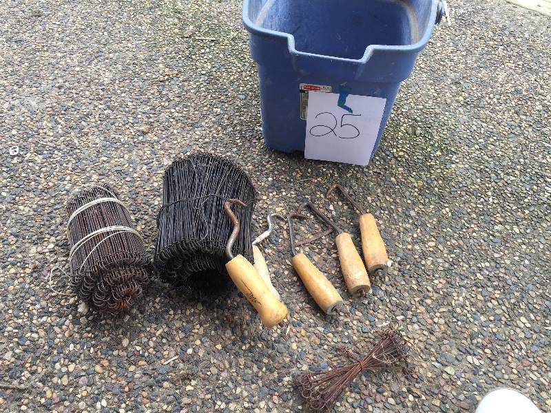 lot 25 image: RE BAR TIES AND TOOLS