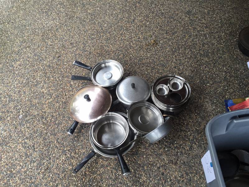 lot 28 image: LARGE LOT OF FRYING PANS AND POACHER