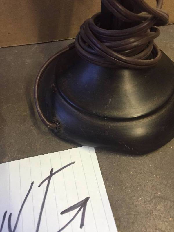 lot 104 image: Lot of 2 Table Lamps - 1 has damage on bottom