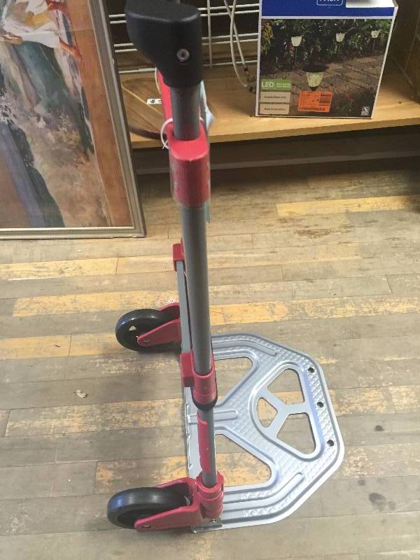lot 172 image: Milwaukee Folding Hand Truck slight damage on handle works fine