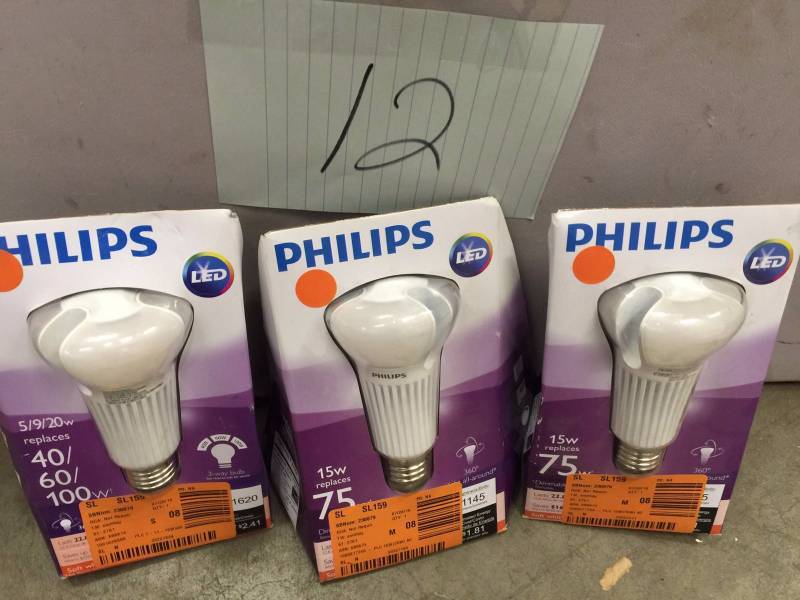lot 12 image: Lot of 3 LEDPhillips 5920W light bulbs