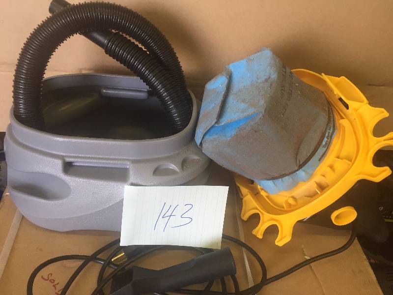 lot 143 image: Stinger 2.5 Gal WetDry Vac Tested works well