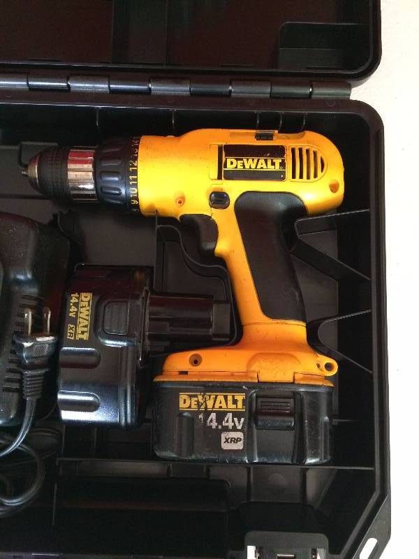 Dewalt 14.4 Volt Screwgun, Charger, & Two Batteries