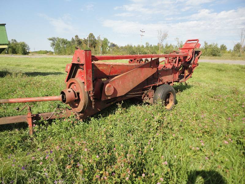 New Holland 273  Square Baler with 54A thrower