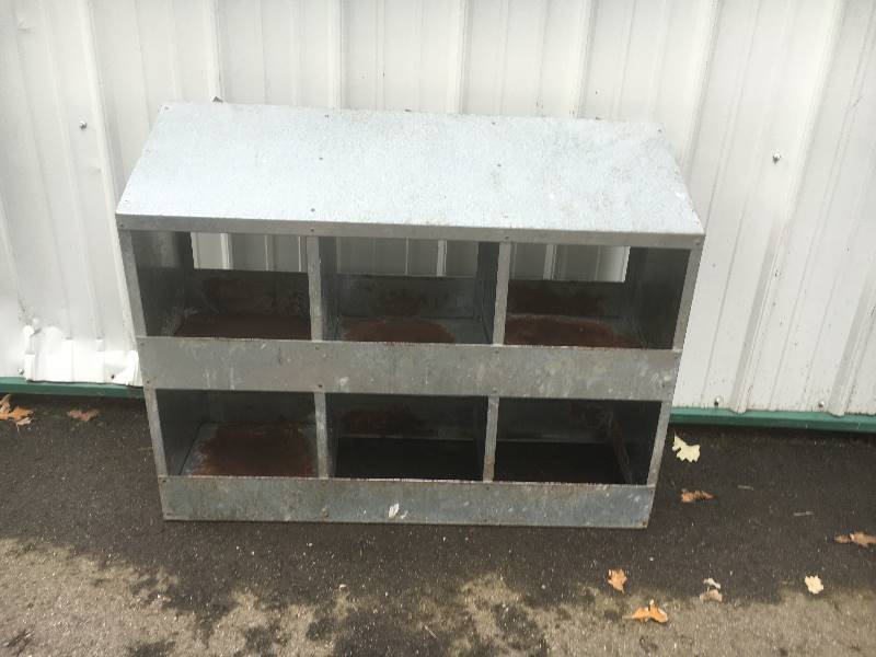 lot 12 image: Chicken Nesting Box - Made of Steel