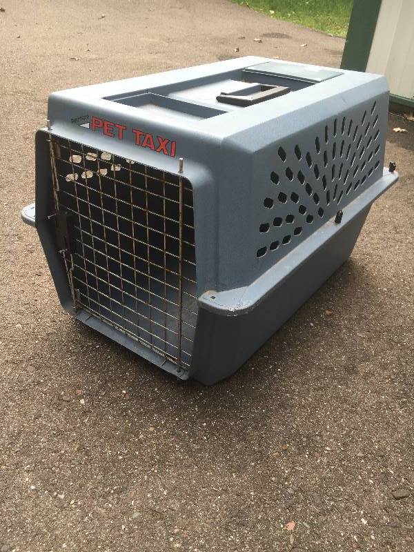lot 13 image: Small Dog Kennel