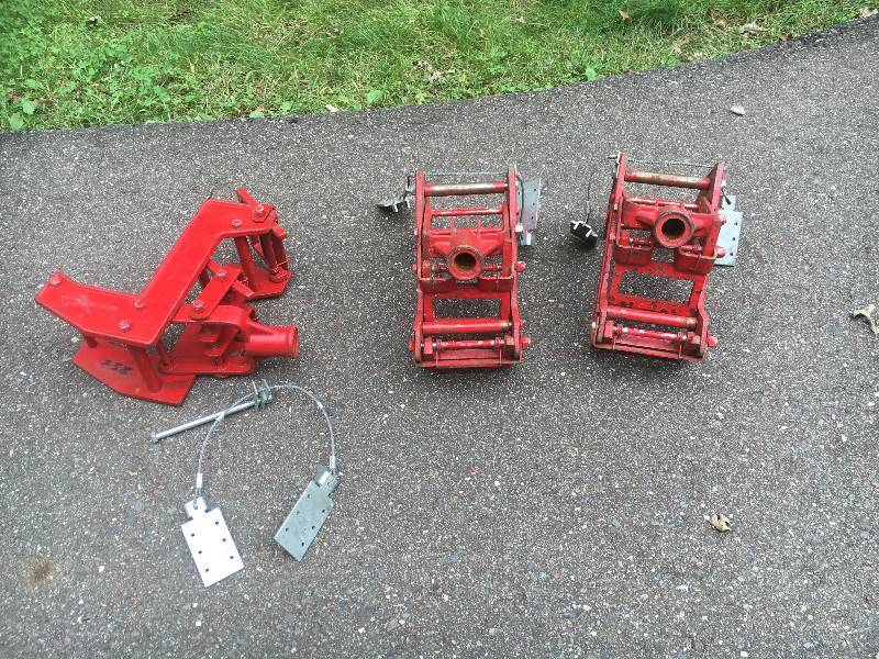 lot 17 image: Wall Jacks - Set of 3