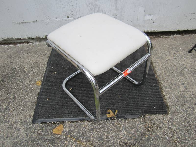 lot 23 image: Foot stool...