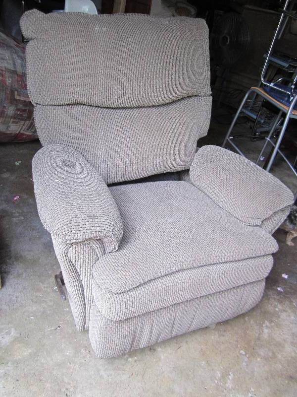 lot 29 image: Rocking recliner...