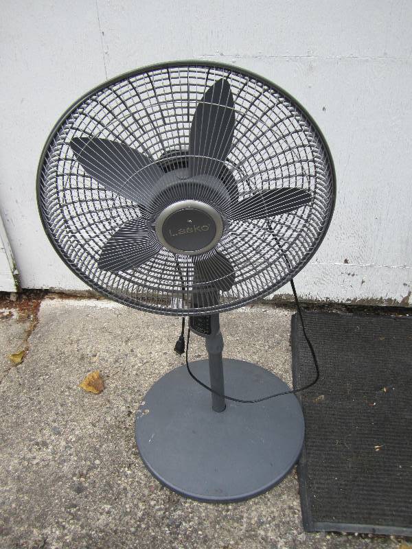 lot 40 image: Lasko stand fan...