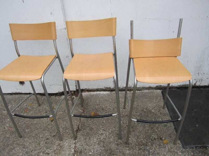 lot 49 image: 3 Nice chairs, one back need to be ...