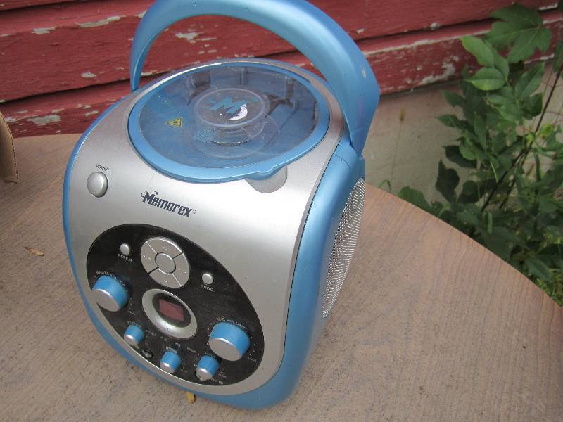 lot 60 image: Memorex boom box, needs a standard ...